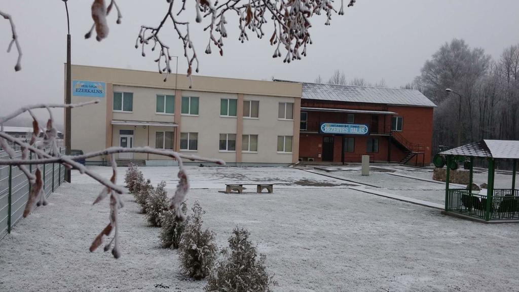 Viesu Maja Ezerkalns Hotel Kraslava Bagian luar foto
