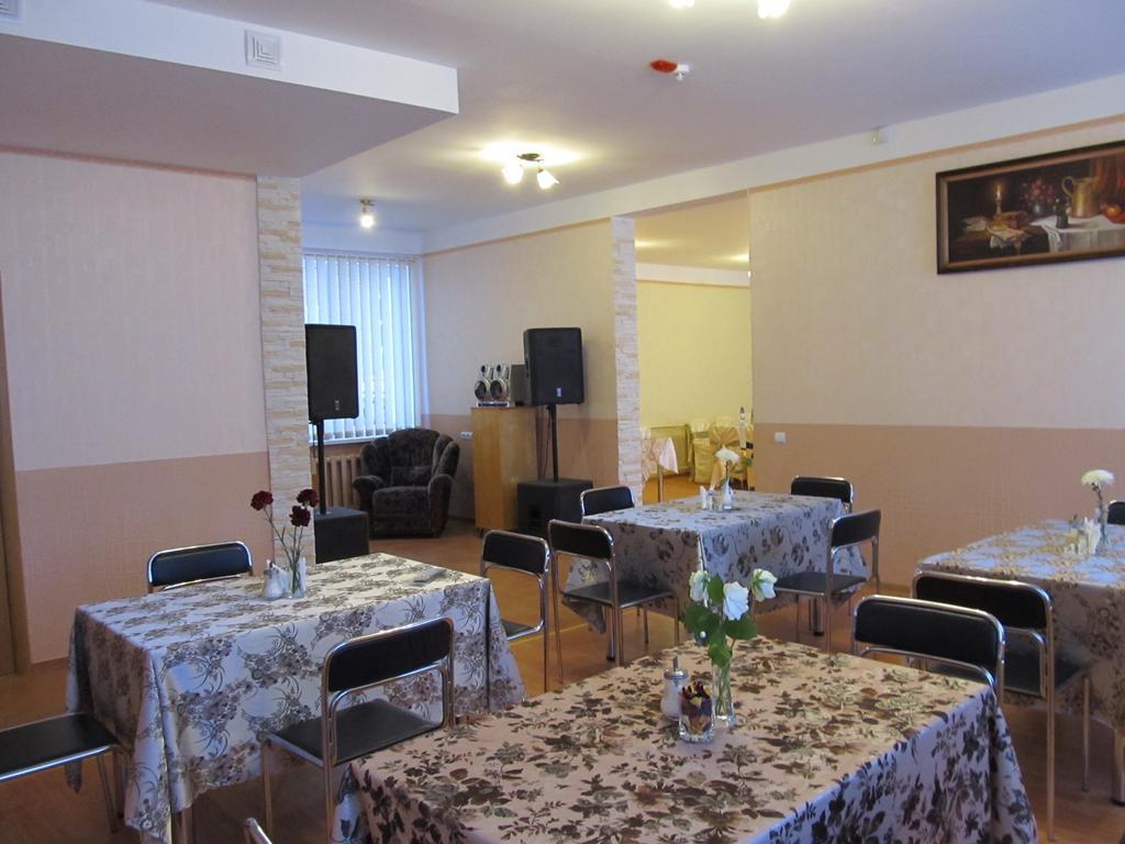 Viesu Maja Ezerkalns Hotel Kraslava Bagian luar foto
