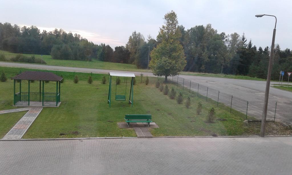 Viesu Maja Ezerkalns Hotel Kraslava Bagian luar foto